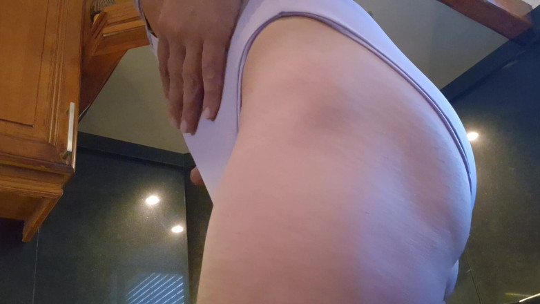 SavageHeater59: Mông mềm mại xinh đẹp trong bộ đồ bơi mới của cô ấy