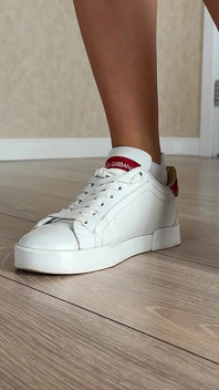 Le mie scarpe da ginnastica si esibiscono e sussurrano il buon compleanno toccando