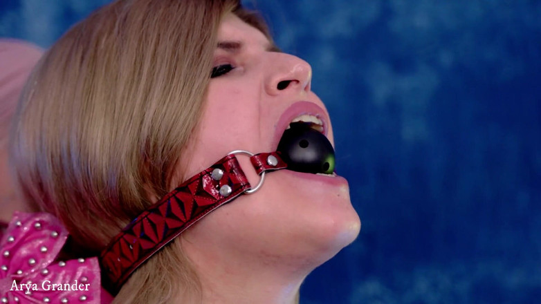 Arya Grander: Sensueel kokhalzen en ijsspel. Twee hete bdsm lesbiennes in pvc....