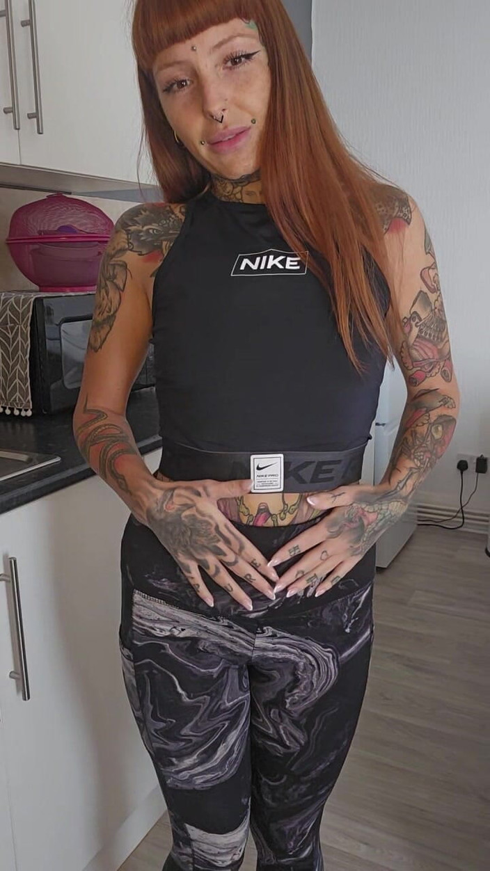 Yourfavecumslut: Pisciata disperata nei miei leggings da palestra
