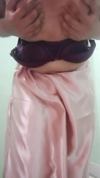 인도 게이 크로스드레서 Gaurisissy 주부처럼 보이는 분홍색 사리에 큰 젖탱이를 누르고 놀고