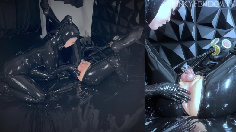 KinkyFemdomTV: Lateksowa maska gazowa podwójny fisting analny