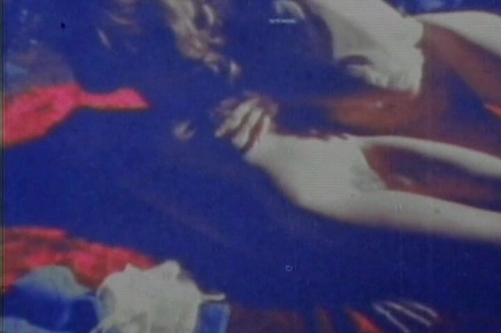 Vintage Babes: Blue-tinted Vintage Loop Shows Retro Couple in Raw 70s Action