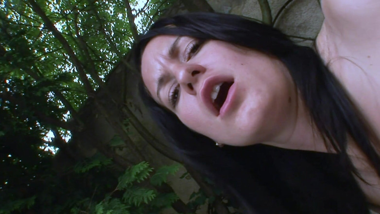 Wild outdoor milfs: Blondýnka a brunetka kouří a jezdí na péru na lavičce