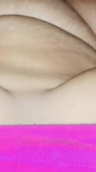 Seksi tombul genç kız sert sikişiyor ve dölle dolup fışkırıyor