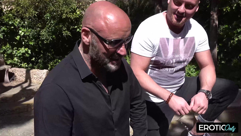 MILFFreaksX: Scopa spontaneamente una MILF affamata lungo la strada dà tutto