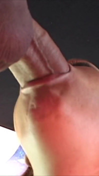 मुझे हल्का करें - लाल बालों वाली milf(चोदने लायक मम्मी) मोटा लंड धूम्रपान करती है