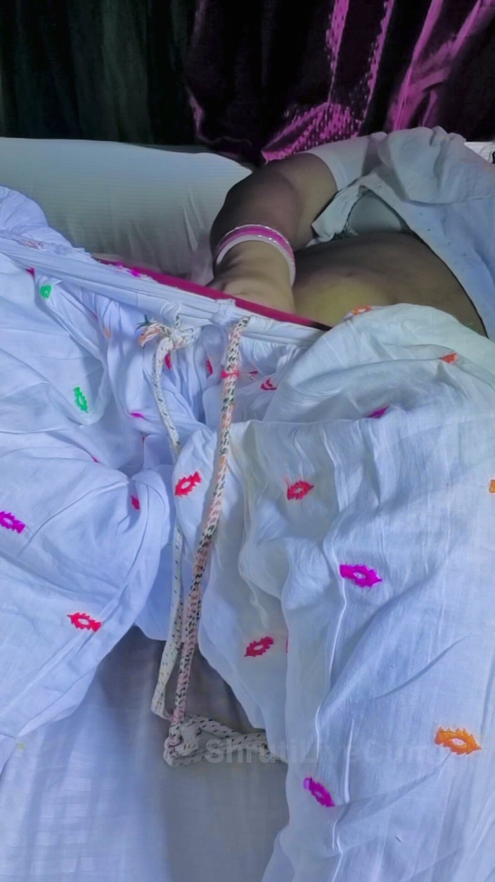 ShrutiLiveCum: Bílé šaty, indická desi macecha, nadržená nálada, 9 palců dildo kundička uvnitř...