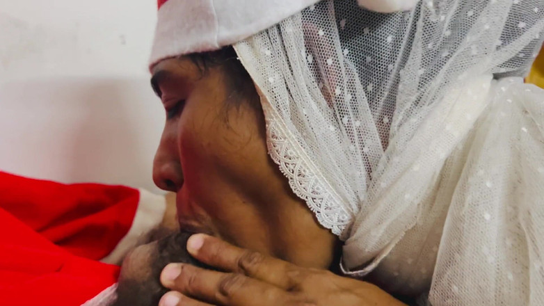 Immfuck: Müslüman tesettürlü Hintli kız ve Noel Baba noel özel gırtlağına kadar...