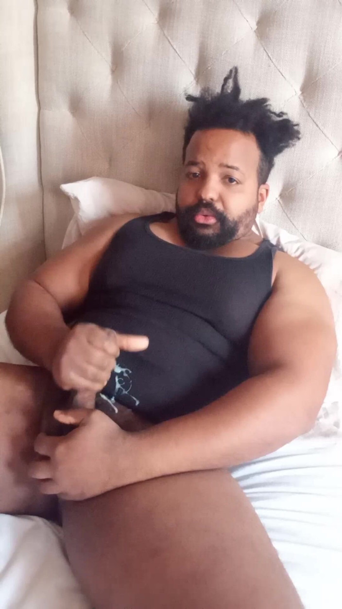 Eddie Venezuela: Oso grueso golpea su polla y se corre sobre sí...