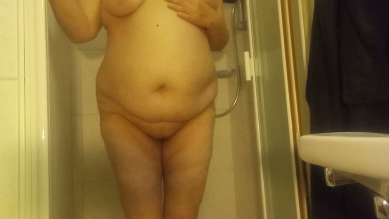SchwarzeGraefin: BBW Amateur, 53, Naked Shower and Pissing at the End - Real...