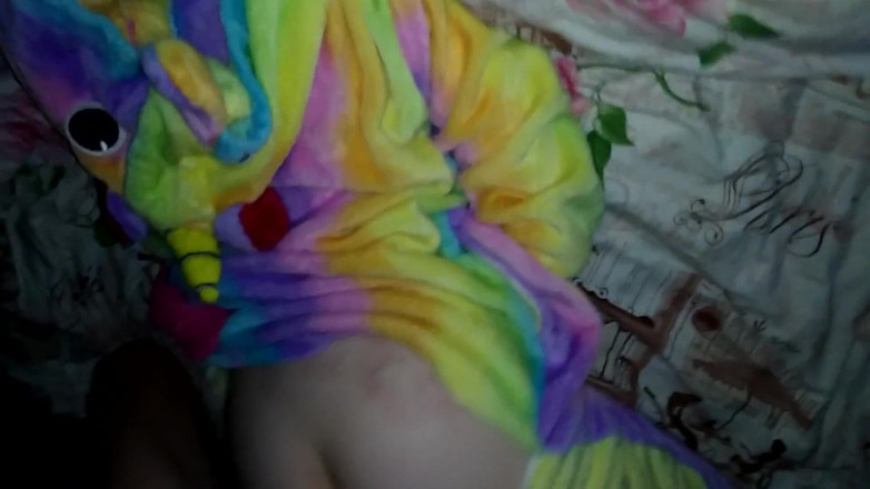 Taboo Room: 爸爸在她湿润的阴户里操了娇小的继女！