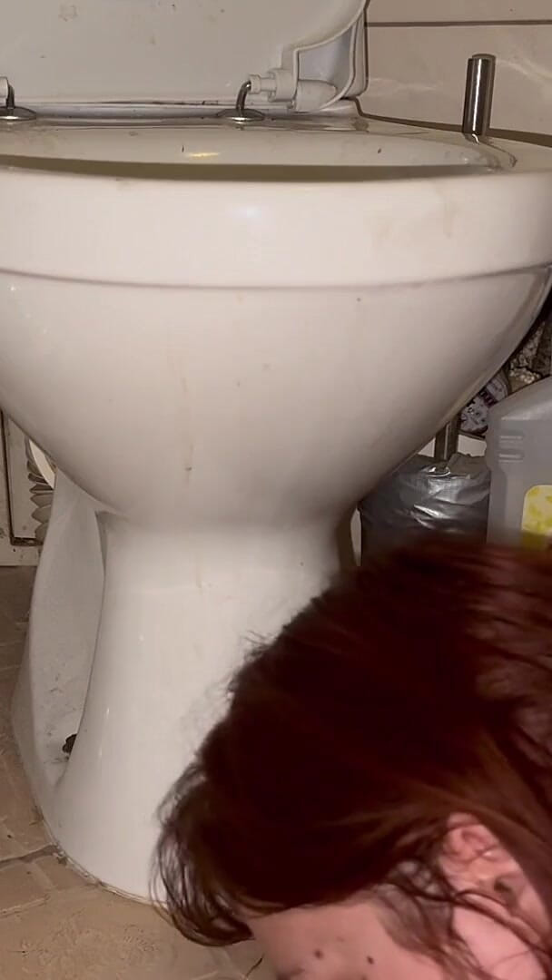 Elena917: Vuile vloer en toilet likken, er hoofd in tonen