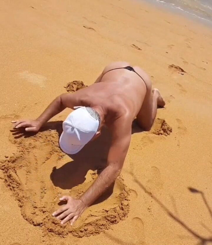 Ladysilvas: Ladysilva muy sexy en bragas en la playa qué culo...