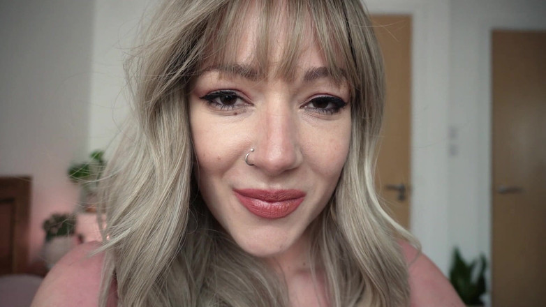 Sasha Curves: Giantess'in minik haşere temizlemesi