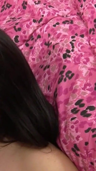 MILF Berpayudara Besar Dengan Pussy Basah Meletup Dalam Kegilaan Pesta Seks Fetish Keriting