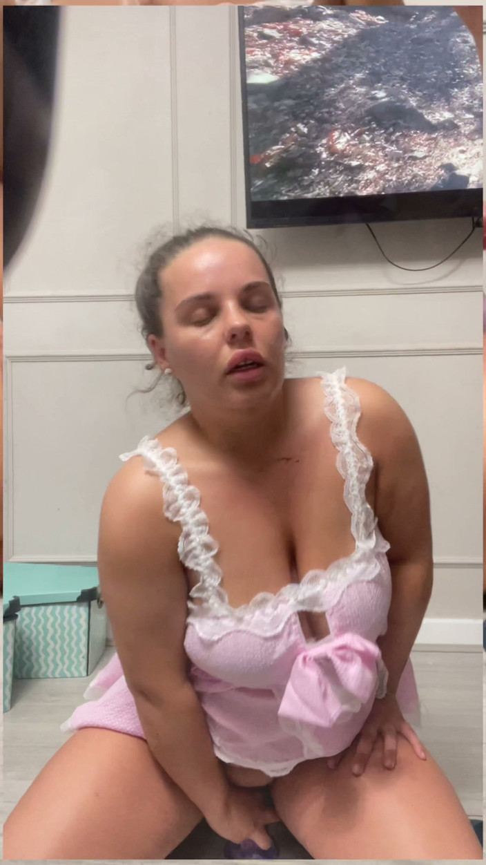 Kinkycouple142: Игра с огромным дилдо с моими массивными сиськами и подпрыгиваю