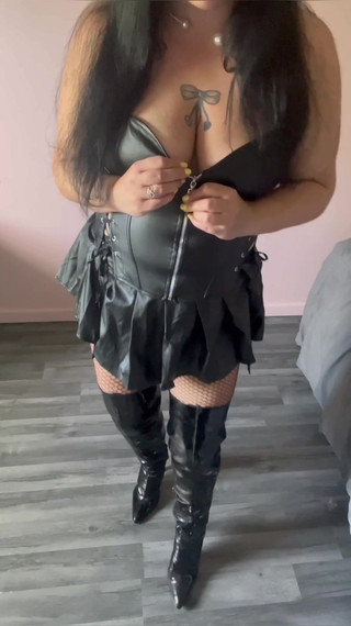 Maitresse Clara: JOI pentru cei care se închină piele și latex