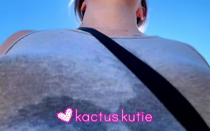 Kactus kutie: Petits seins qui rebondissent dans une chemise grise