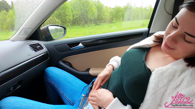 Alice KellyXXX: Hot brunette deepthroats cock taxi driver in the car - oral...