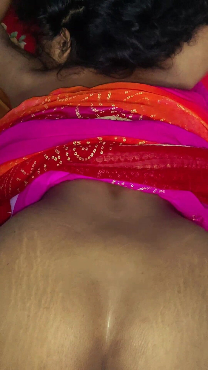 Hiyan: Desi Indische tiener op zijn hondjes in saree heet plagen...