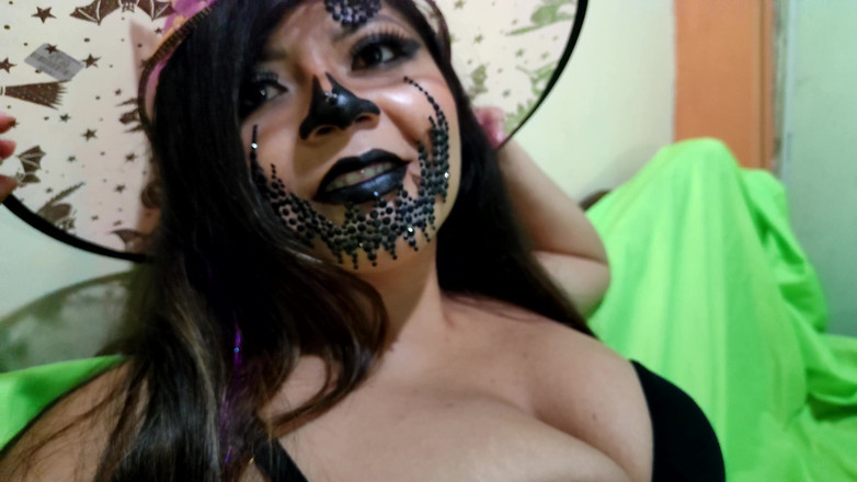 Martin13: Він безликий чоловік відвідує відьму на Хеллоуїн, дає їй інтерв'ю і спокушає її, щоб зайнятися сексом