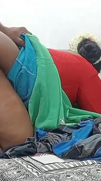 Mẹ kế Tamil bắt gặp con riêng thủ dâm và giúp anh ta xuất tinh nhanh chóng