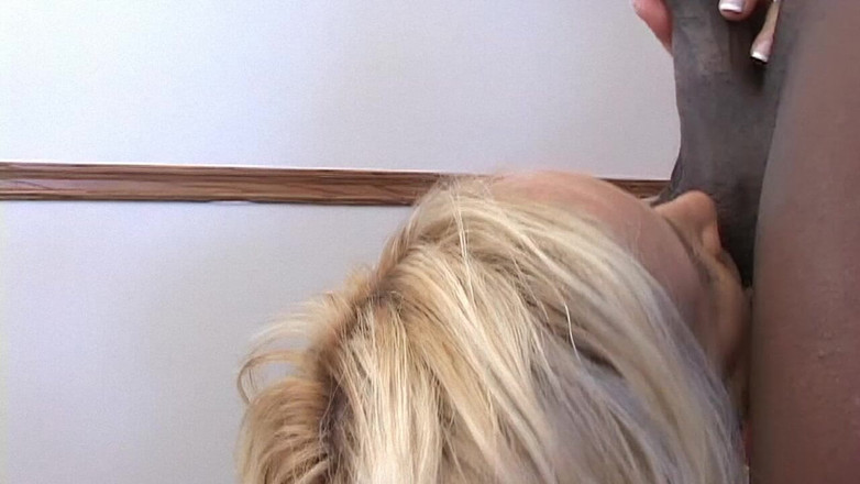 Watch Dirty Movies: Sarışın azgın orta yaşlı seksi kadın büyük zenci yarağı amcığını...