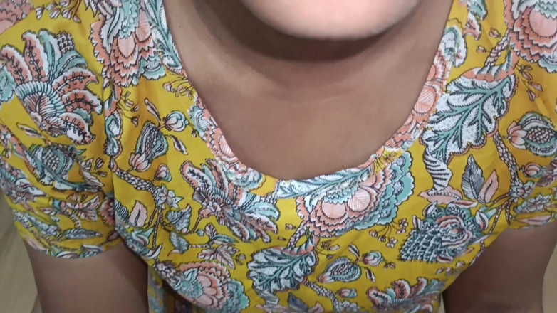 Desisexqueen: Desi roztomilá krásná studentka kouří a pusu naplněnou mrdkou