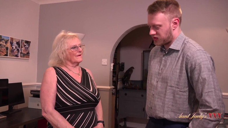 Aunt Judy's XXX: TanteJudysxxx - geile gilf mevr. Claire neukt de schuldenaar