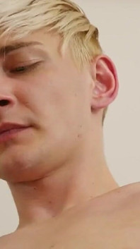 Tom má konečně malou blonďatou Nathanu přesně tam, kde ho chce, což je na jeho masážním stole