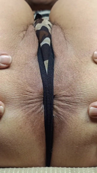 Ku l'insaziabile miLF si masturba con tutti i suoi giocattoli e il suo grosso dildo da 30 cm