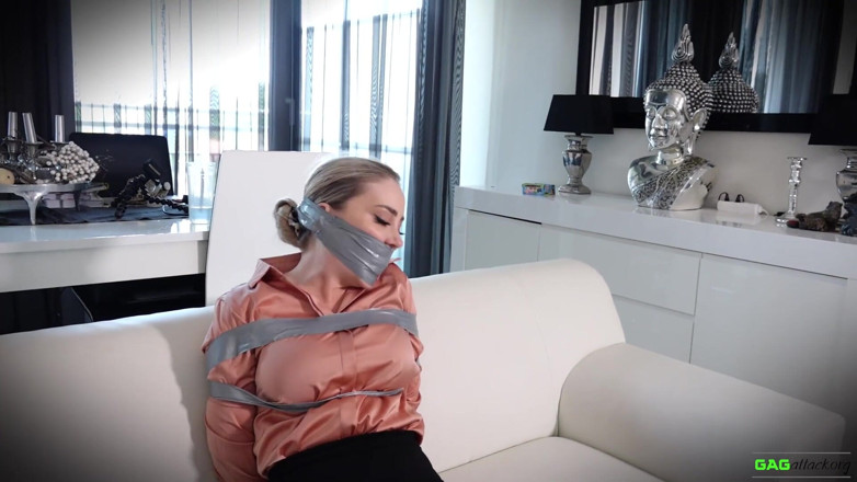 Gag Attack: Aubrey - segretaria in bondage nastro