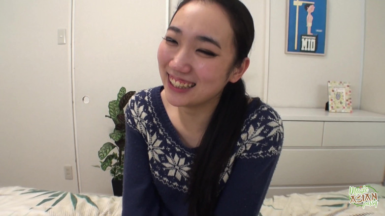 Magic Asian Pussy: Nadat twee jongens haar poesje hebben geholpen, zorgt ze voor...