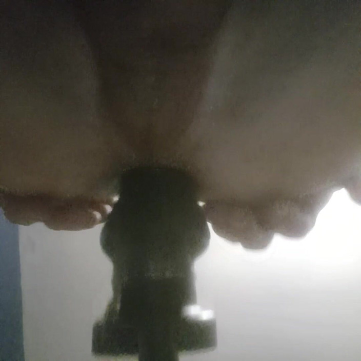 KIARA: Dildo besar ke dalam pantatnya seluruh