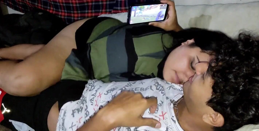 FANTASIAHARDCORESEX: Joacă Free Fire cu Dua mea și ea îmi suge pula așa...