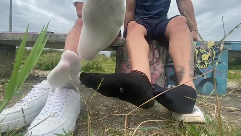 Mr Feet Colombia: Przyjaciele w Kolumbii wychodzą zapalić, zdejmując buty, więc poczuć zapach