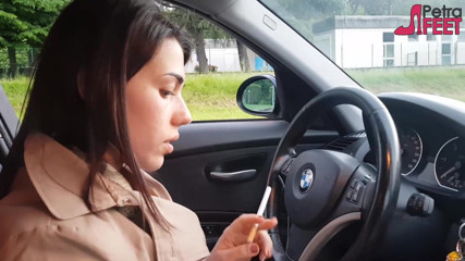 Smokin Fetish: ペトラは車の中でシガレテを吸うのが大好きです