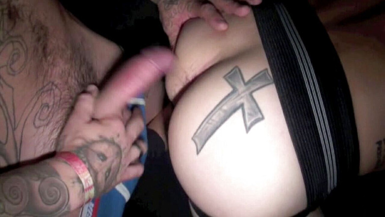 Discret Cruising sex: Sneaker-dominaiton für jungs mit tattoos