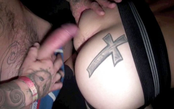 Discret Cruising sex: Sneaker dominaiton pour garçons avec tatoos