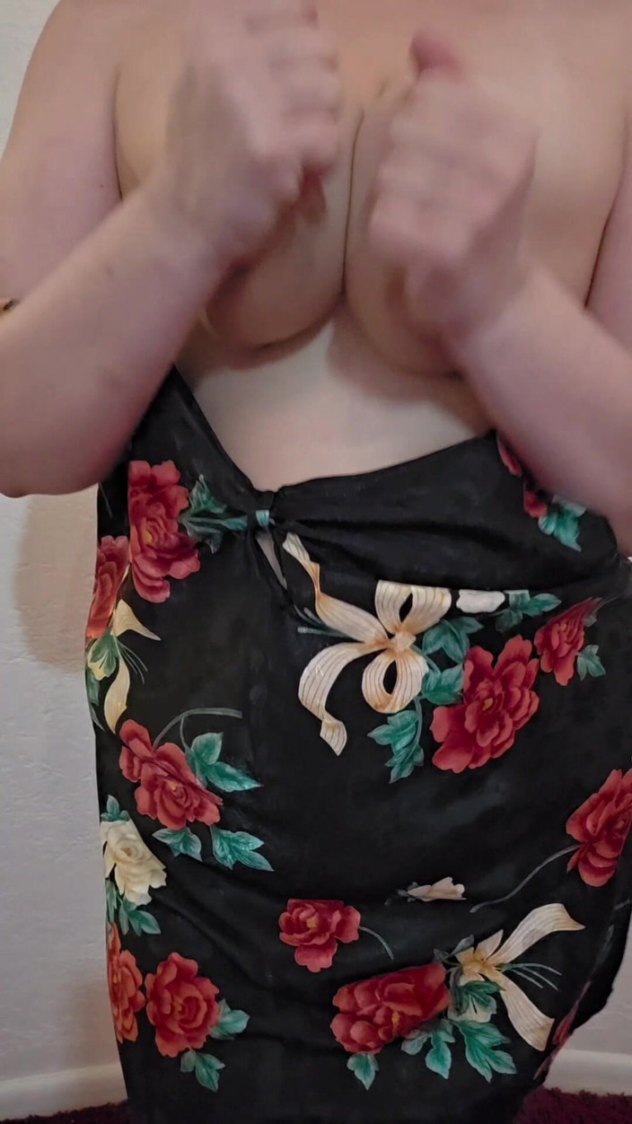 Mrs_KittyCat: वीर्य देखो secy गृहिणी अपने सेक्सी नाइटगाउन से स्टिप करती है