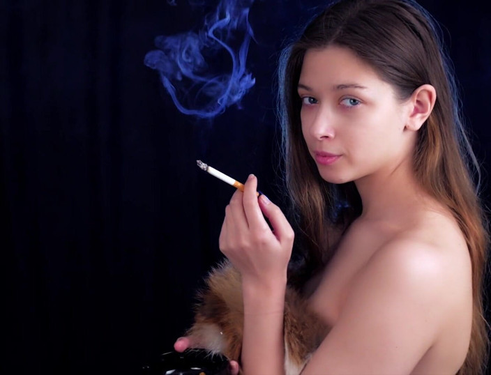 Russian Smokers: Золотой Час Русская Крошка Медленно Курит Сигарету