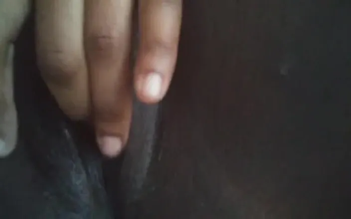 Shani Akki: Sri Lankan MILF Pussy in Close up Pussy Juice Dripping