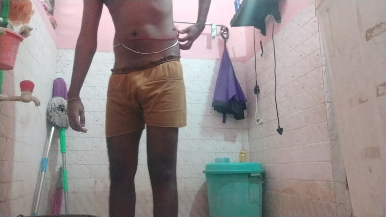 Tamil 10 inches BBC: Tamil10inchesbbc, séance de rasage et de bain sexy et surprise à...