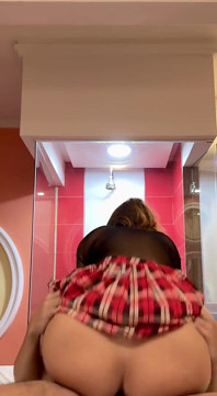 Une Jeune Écolière Cherche À Améliorer Ses Notes Auprès De L’enseignante