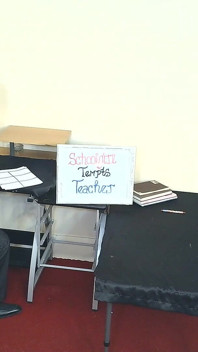 Studentka kusi nauczyciela