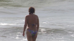 Ardientes69: 熟女和18岁的继子去海滩度假，教他如何做爱