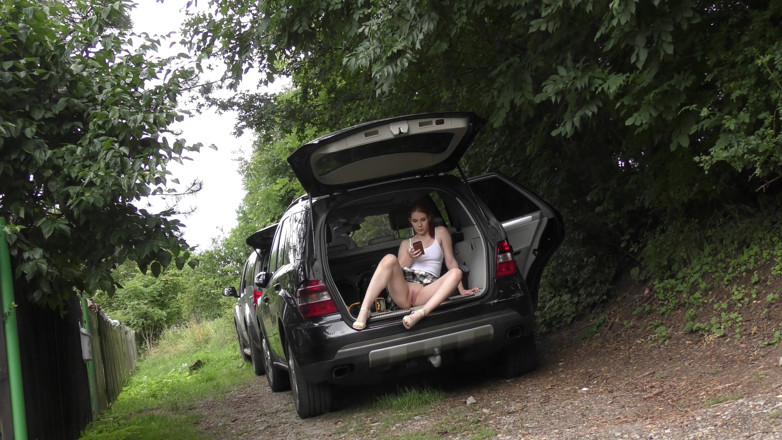 No panties TV: Sexy zrzka v krátké sukni naloží auto