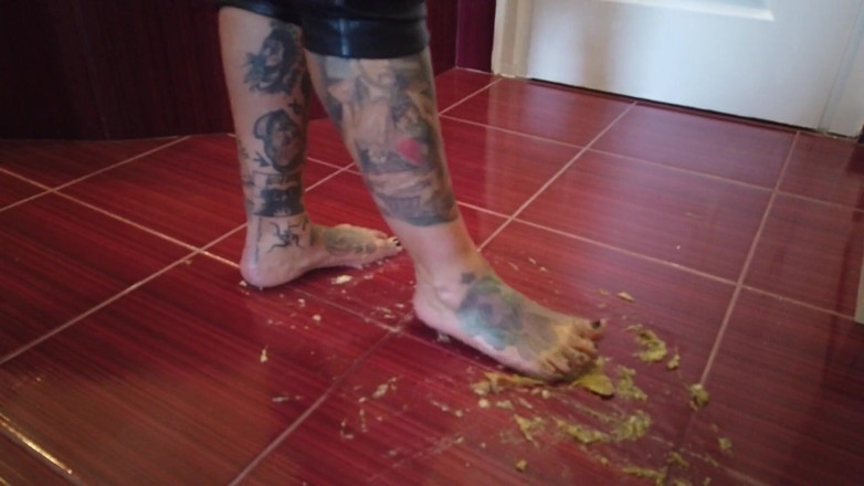 Fetish videos by Alex: A banana diinjak-ajak sama tante seksi rambut pirang bertato