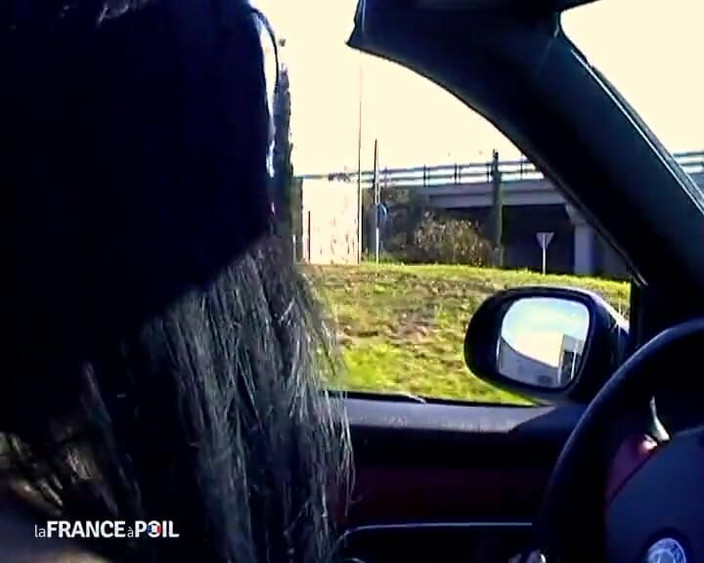 La France a Poil: La giovane mora calda fa un giro speciale all'autostoppista